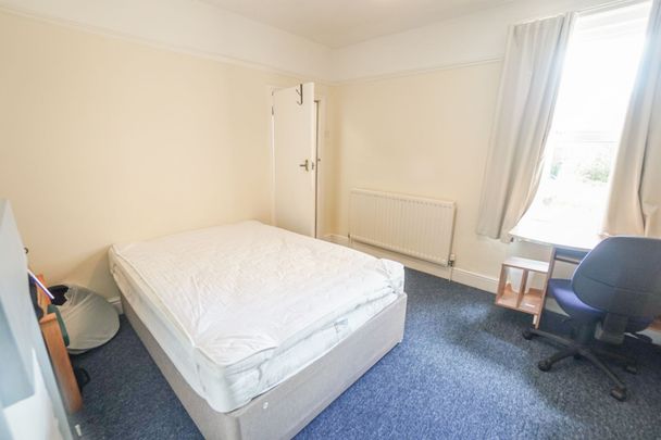 4 Bedroom House To Rent in Charminster - £1,920 pcm Tenancy Info - Photo 1