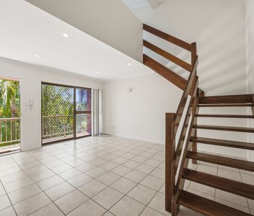 Beachside Broadbeach Living - Spacious 3 Bedroom Top Level Apartment - Photo 1