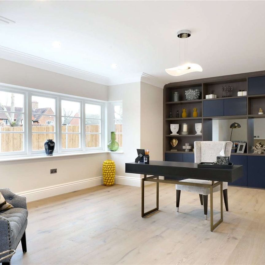 An truly outstanding new build detached home situated on one of the best roads in Beaconsfield. - Photo 1