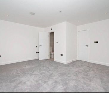 4 bed terraced house to rent in Chapel Croft, Kings Langley, WD4 - Photo 6