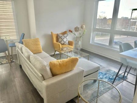 Toronto Furnished Townhouse for Rent - Spacious 2 Bed, 2.5 Bath Corner Suite with Private Rooftop Patio and City Views - Photo 2