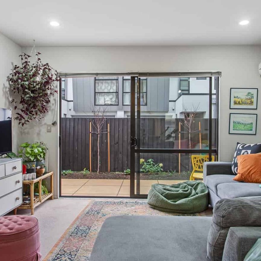 Modern 3 Bedroom Townhouse in Great Location - Photo 1