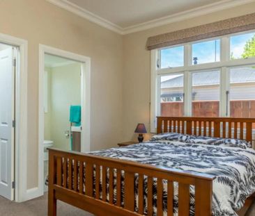 Stunning Renovated Three bedroom Villa - Photo 3