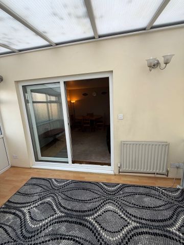 5 Bed Semi-Detached House, Newton Park View, LS7 - Photo 2