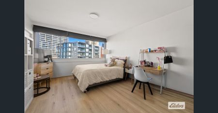 SPACIOUS RENOVATED TOP-FLOOR STUDIO - Photo 2