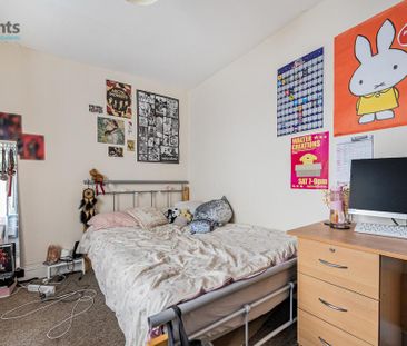 5 bedroom end of terrace house to rent - Photo 3