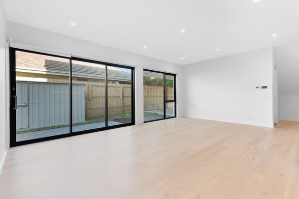 Contemporary Five-Bedroom Luxury Living in Brighton East’s Finest Pocket - Photo 1
