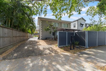Private End-Position Apartment with Courtyard - Photo 5