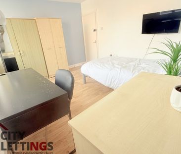 4 Bedroom Mid Terraced House - Photo 6