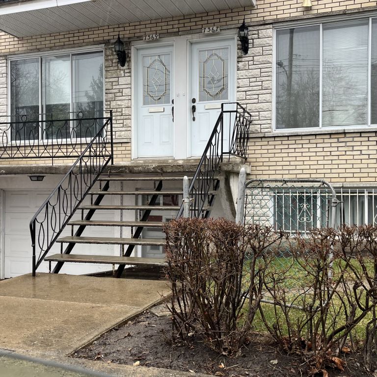5 ½ Rénové à Anjou ( Haut De Duplex) - Photo 1