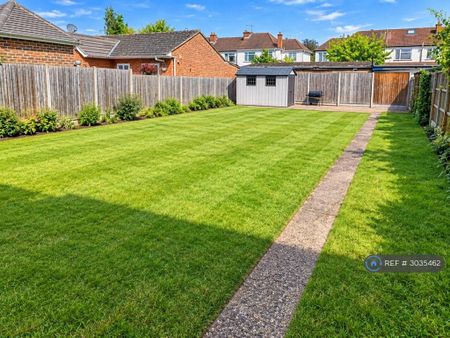 5 bedroom semi-detached house to rent - Photo 4