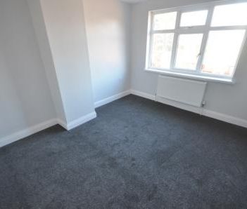 3 bedroom Semi-detached house To Let - Photo 3
