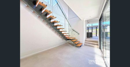 Spacious 5-Bedroom Gem - Photo 2