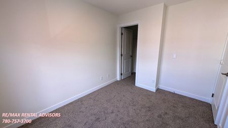 GREAT 2 BED, 2.5 BATH, 2 STOREY TOWNHOUSE W/AN ATTACHED SINGLE GARAGE IN THE COMMUNITY OF SETON - Photo 2