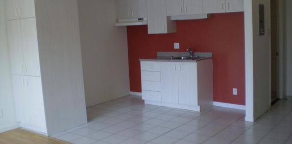 1 1/2 pour juillet, 3e étage, ascenseur, piscine, quiétude, vue piscine - Photo 2