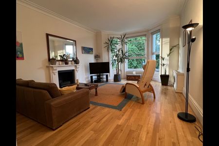 3 Bed Flat, Pembridge Square, W2 - Photo 2