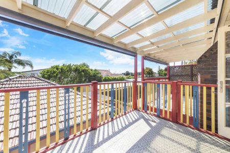 Duplex Sized, Renovated Apartment with Harbour Glimpses - Photo 3