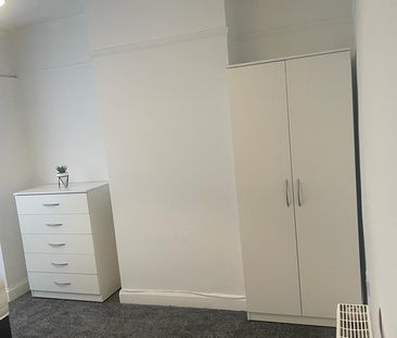 Room in a Shared House, Amberley Grove, B6 - Photo 3