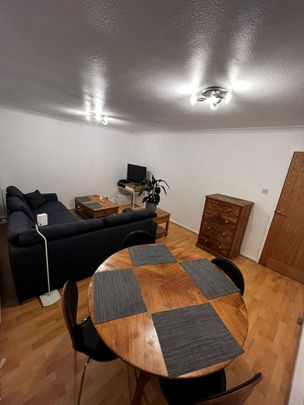 Room in a Shared Flat, Hanford Close, SW18 - Photo 1