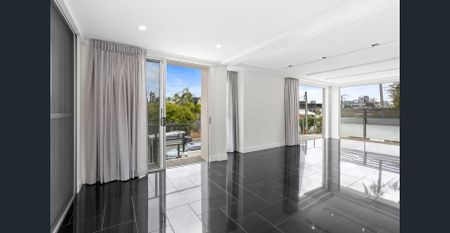 EXPANSIVE MULTI-LEVEL HOME! - Photo 2