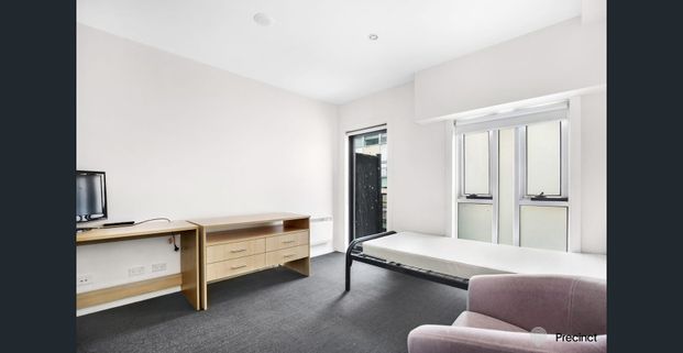 Great sized studio for lease - Photo 1