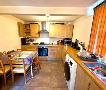 4 bedroom end of terrace house to rent - Photo 5