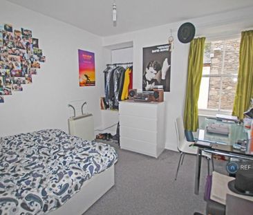3 bedroom flat to rent - Photo 3