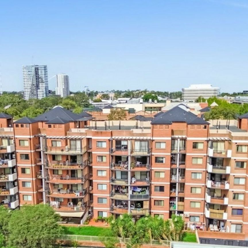 Spacious Ground Floor Apartment with Huge Covered Courtyard! Walk to Station, Shops & CBD! - Photo 1