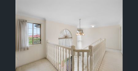 Grand Family Home in Prestigious Stretton Location - Photo 4