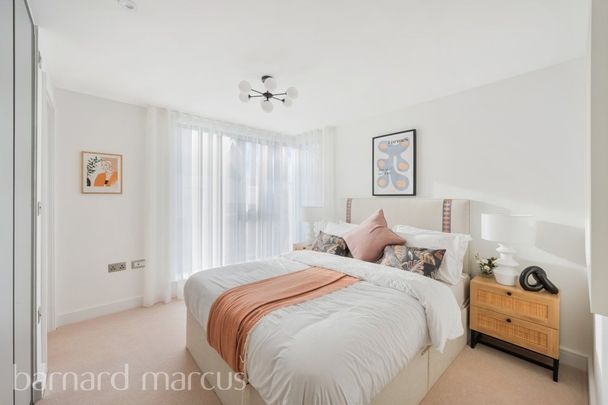 16 Lambert Place, Thames Ditton - Photo 1