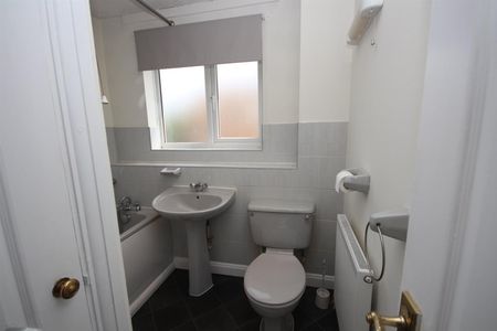 1 bedroom Terraced House to let - Photo 5