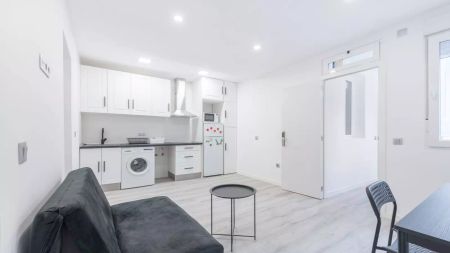 Room in a shared 8-bedroom apartment for rent in Sol, Madrid - Photo 3