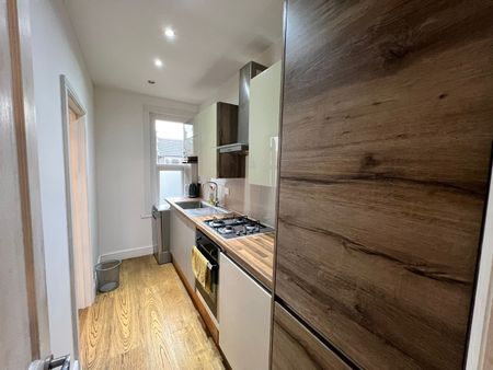 2 Bed Flat, Barking Road, E13 - Photo 4