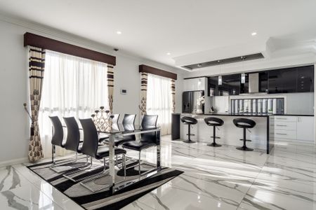 Luxurious Family Home! - Photo 3