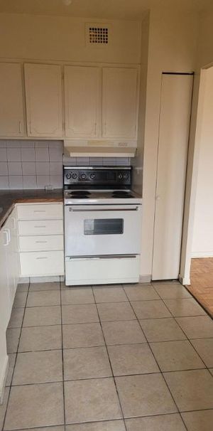 Grand 3 1/2 chauffé, eau chaude, électros - Photo 1