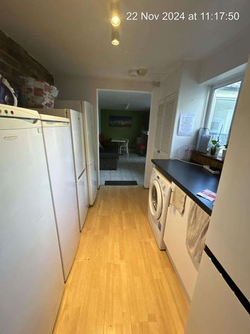 Market Street Room 4 - Photo 5