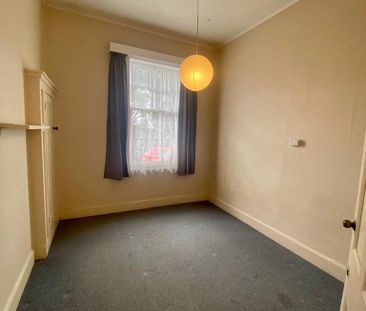 Seize the opportunity to live in a charming bungalow in a sought-af... - Photo 5