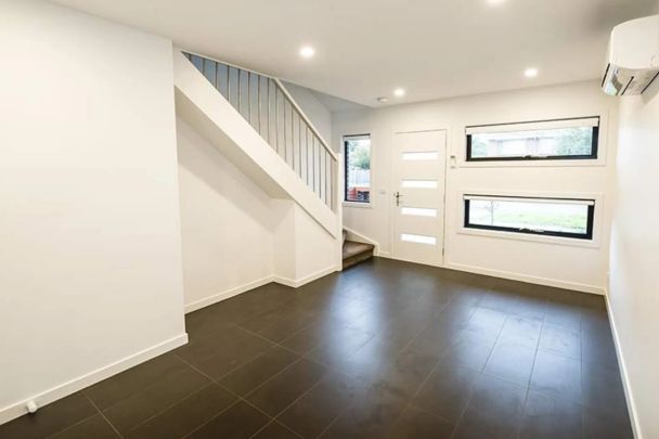 MODERN TOWNHOUSE | CONVENIENT LOCATION! - Photo 1