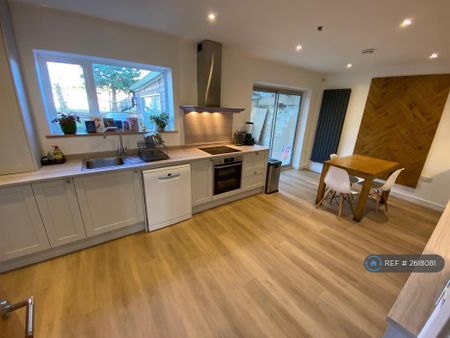 1 bedroom in a house share to rent - Photo 4