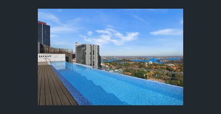 Superb, modern 1 bedroom apartment with parking - Photo 2