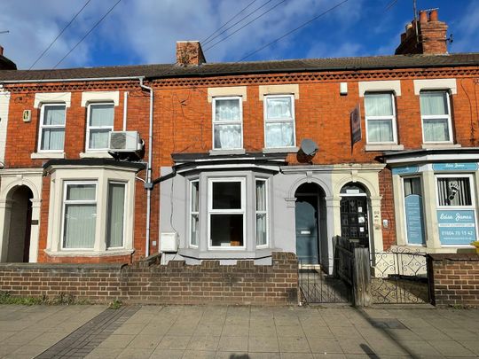 Flat to rent on - Photo 1