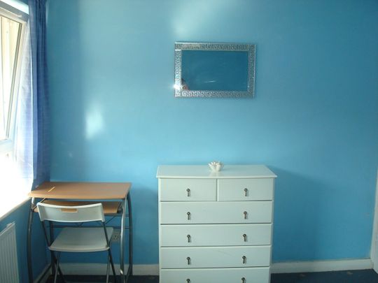 Room in a Shared House, Gerards Close, SE16 - Photo 1