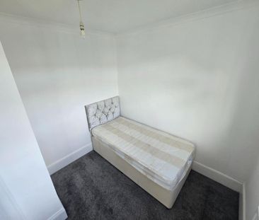 4 bedroom semi-detached house to rent - Photo 5