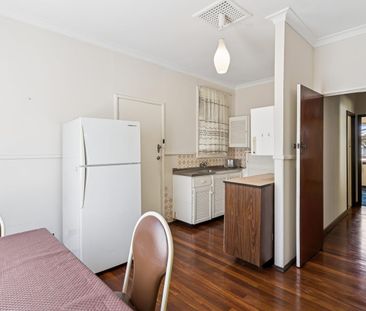 Location! Location! Location! - Photo 5