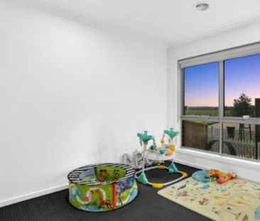 Modern Fully Upgraded Family Home – Prime Location & Ultimate Conve... - Photo 2