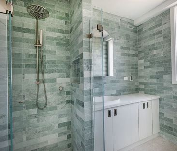 Absolute Waterfront Executive Residence – Renovated 3 Bedroom Apart... - Photo 6