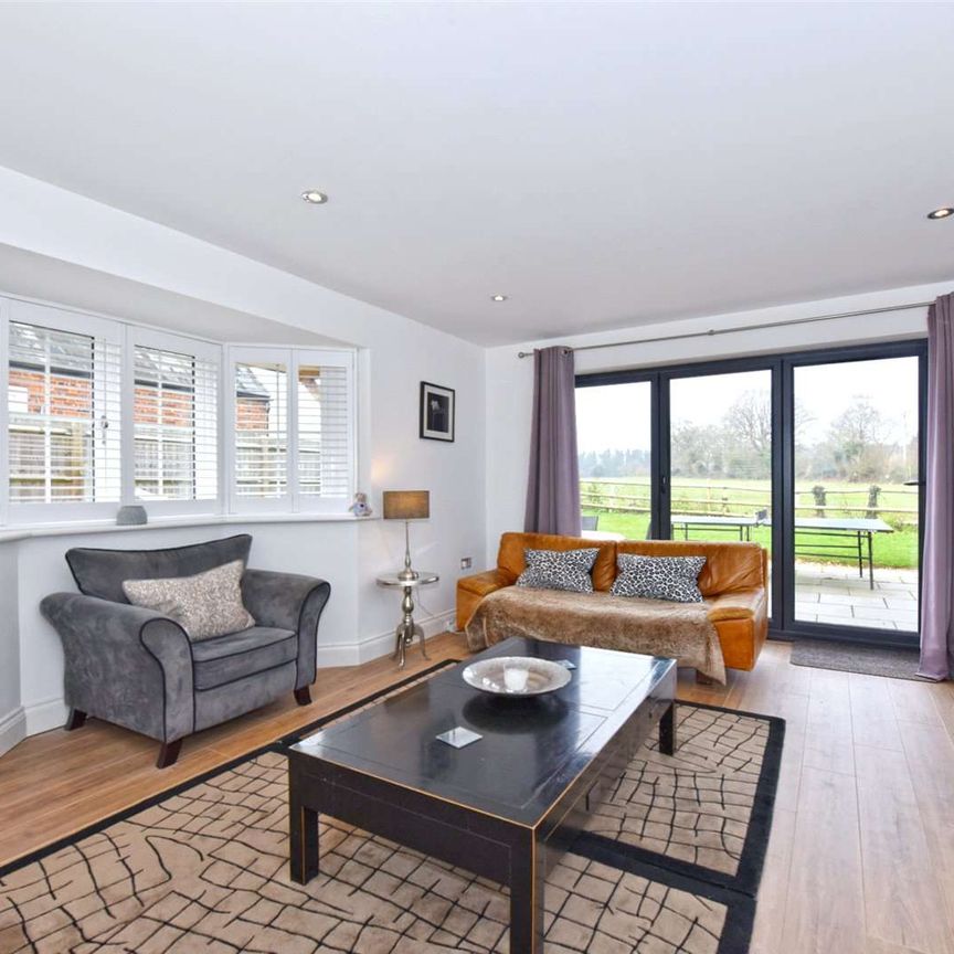 All inclusive short let. A modern cottage with rural views near charming pub, for short lets between one and four weeks - Photo 1