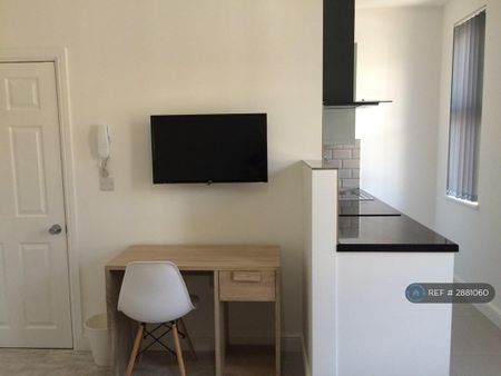 1 bedroom in a house share to rent - Photo 5