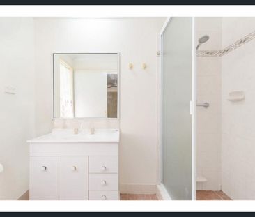 QUIRKY TOWNHOUSE LIVING - COMFORT, STYLE & CONVENIENCE! - Photo 2