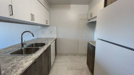 For Lease - 10 Laurelcrest Street Unit# 1103, Brampton, Ontario - Photo 4